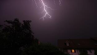 Ein Blitz über Kaufbeuren - die kreisfreie Stadt wies 2025 die höchste Blitzdichte Deutschlands auf. (Archivfoto) Ein Blitz über Kaufbeuren - die kreisfreie Stadt wies 2025 die höchste Blitzdichte Deutschlands auf. (Archivfoto)