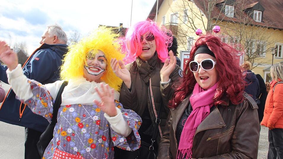 Viele Faschings-Fans haben sich am Samstag den Umzug in Langenbach angesehen. Viele Faschings-Fans haben sich am Samstag den Umzug in Langenbach angesehen.