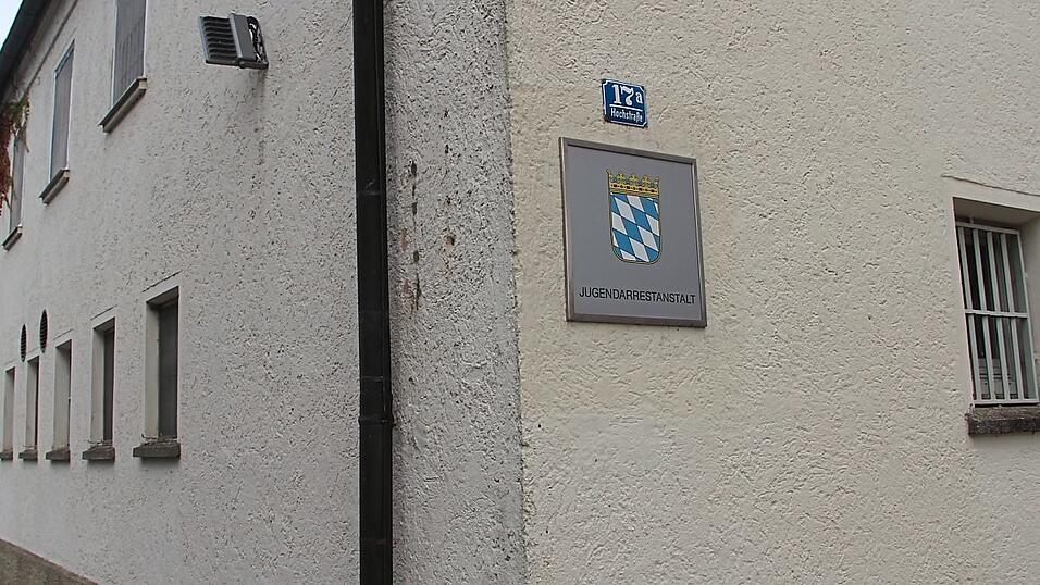 Die Jugendarrestanstalt Landau, eine Außenstelle der Justizvollzugsanstalt Landshut, muss ihre Pforten schließen. Die Jugendarrestanstalt Landau, eine Außenstelle der Justizvollzugsanstalt Landshut, muss ihre Pforten schließen.