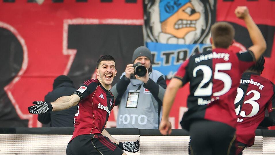 Luka Lotschoschwili (l) bejubelt sein erstes Tor für Nürnberg. Luka Lotschoschwili (l) bejubelt sein erstes Tor für Nürnberg.
