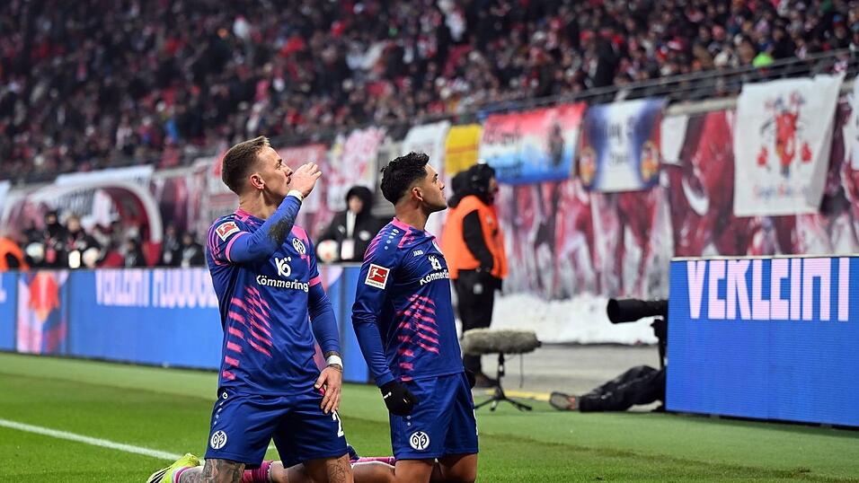 Nadiem Amiri (r) und Phillip Tietz feiern sich f&uuml;r den Ausgleich.