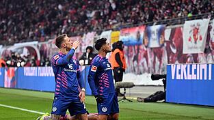 Nadiem Amiri (r) und Phillip Tietz feiern sich für den Ausgleich. Nadiem Amiri (r) und Phillip Tietz feiern sich für den Ausgleich.