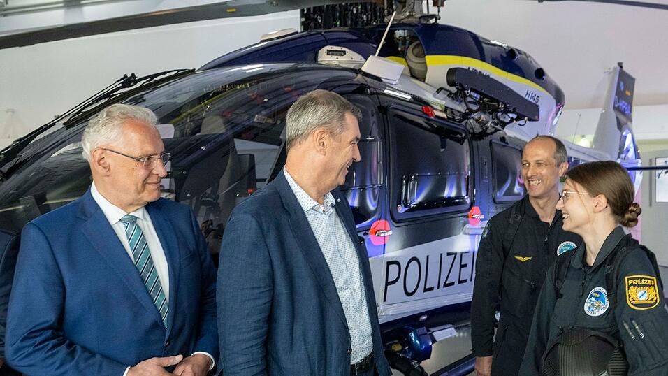 Innenminister Joachim Herrmann und Ministerpräsident Markus Söder (von links) unterhielten sich bei der Übernahme des letzten neuen Polizeihubschraubers mit den Piloten Benjamin Mayer und Vanessa Lutz. Innenminister Joachim Herrmann und Ministerpräsident Markus Söder (von links) unterhielten sich bei der Übernahme des letzten neuen Polizeihubschraubers mit den Piloten Benjamin Mayer und Vanessa Lutz.
