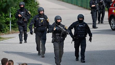 Ausnahmezustand: Schwerbewaffnete Einsatzkräfte verteilen sich um das Schulgebäude in Schongau. Ausnahmezustand: Schwerbewaffnete Einsatzkräfte verteilen sich um das Schulgebäude in Schongau.