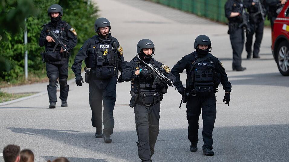 Ausnahmezustand: Schwerbewaffnete Einsatzkräfte verteilen sich um das Schulgebäude in Schongau. Ausnahmezustand: Schwerbewaffnete Einsatzkräfte verteilen sich um das Schulgebäude in Schongau.