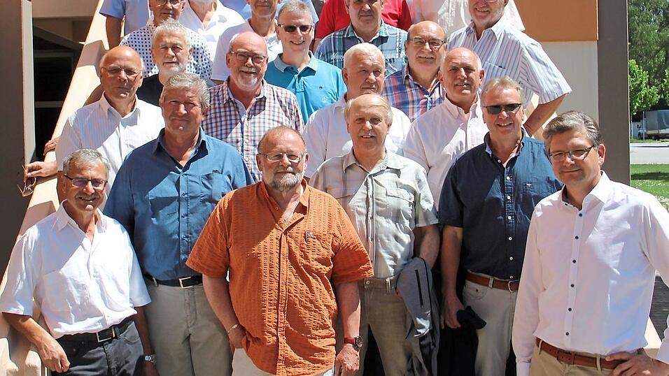 Die Realschulpioniere zum Fünfzigsten mit LLR-Konrektor Gregor Schießl (r.). Die Realschulpioniere zum Fünfzigsten mit LLR-Konrektor Gregor Schießl (r.).