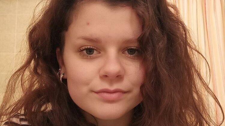 Laura (18) aus Eschlkam im Landkreis Cham vermisst die Menschenmassen eines Clubabends.
