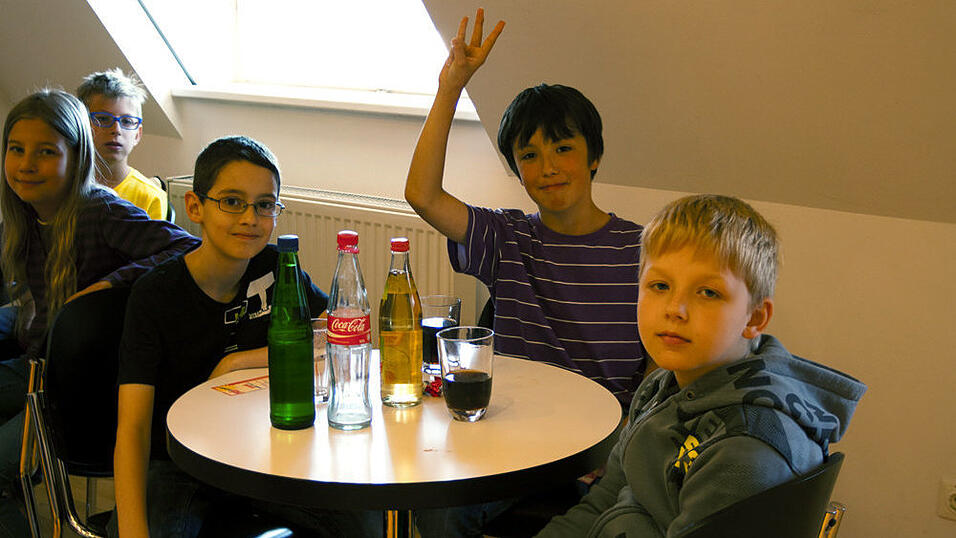 Die Viertklässler der Straubinger Grundschule St. Josef stärkten sich zu Beginn der Führung durch das Verlagshaus des Straubinger Tagblatts mit Getränken. Der Film über den Verlag und dessen Entstehungsgeschichte entlockte den 27 Jungen und Mädchen viele 'Ohh's und 'Ahh's. Vor allem die Druckerei faszinierte die Schüler. (Foto: Pfeffer) Die Viertklässler der Straubinger Grundschule St. Josef stärkten sich zu Beginn der Führung durch das Verlagshaus des Straubinger Tagblatts mit Getränken. Der Film über den Verlag und dessen Entstehungsgeschichte entlockte den 27 Jungen und Mädchen viele 'Ohh's und 'Ahh's. Vor allem die Druckerei faszinierte die Schüler. (Foto: Pfeffer)