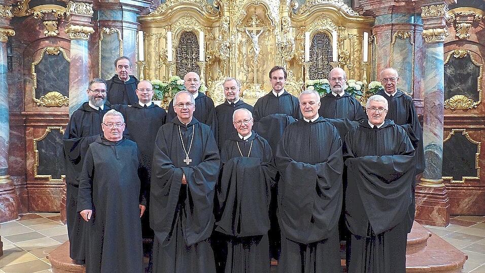 Der Konvent der Abtei zum heiligen Erzengel Michael in Metten mit seinem neuen Abt Pater Athanasius Berggold (vorn, Mitte), Abtpr&auml;ses Markus Eller (vorn, 2.v.l.) und dem bisherigen Abt Wolfgang Hagl (vorn, 2.v.r.).