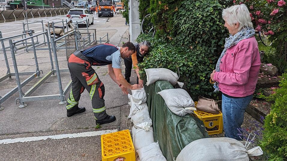 Vor Erna Briegers Haus helfen alle zusammen. Die Älteren bringen die Erfahrung, die Jüngeren die Kraft mit.