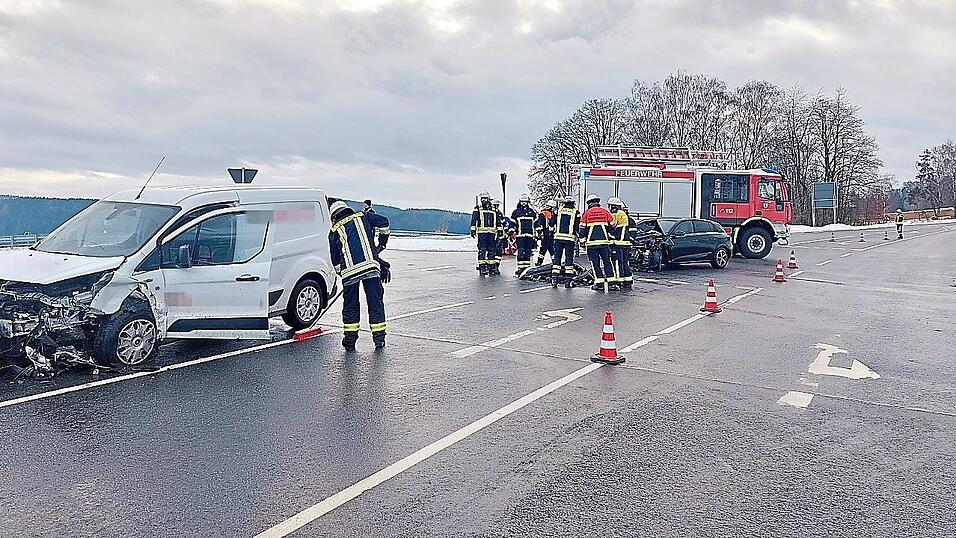Bei dem Unfall wurde eine Frau leicht verletzt.