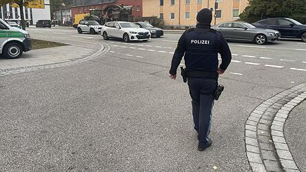 Polizeibeamte zogen am Donnerstagmorgen Verkehrss&uuml;nder nach dem Kaserneneck-Knoten aus dem flie&szlig;enden Verkehr.