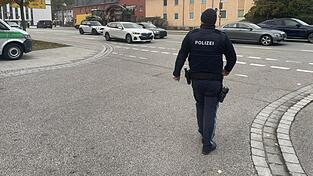 Polizeibeamte zogen am Donnerstagmorgen Verkehrssünder nach dem Kaserneneck-Knoten aus dem fließenden Verkehr. Polizeibeamte zogen am Donnerstagmorgen Verkehrssünder nach dem Kaserneneck-Knoten aus dem fließenden Verkehr.