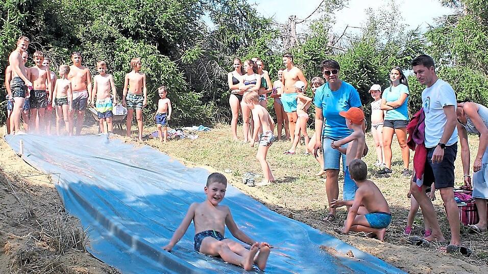 Auf und an der Wasserrutsche hatten die Kinder und Jugendlichen ihren Spaß.
