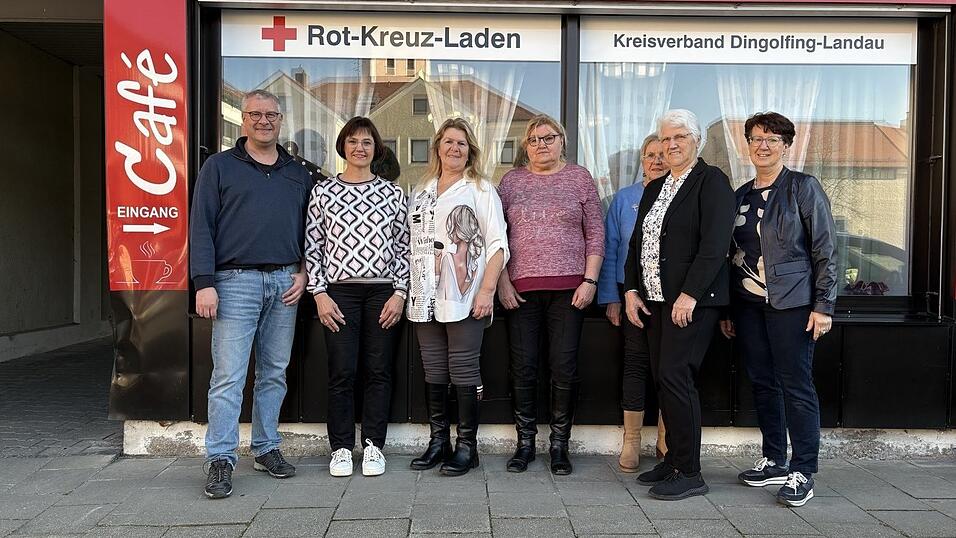 Sind mit Leidenschaft bei der Sache: Michael Grenz (l.), Elisabeth Pleintinger (2.v.l.), Traudl Müller (4.v.l.) und die anderen Ehrenamtlichen aus dem Rot-Kreuz-Laden. Sind mit Leidenschaft bei der Sache: Michael Grenz (l.), Elisabeth Pleintinger (2.v.l.), Traudl Müller (4.v.l.) und die anderen Ehrenamtlichen aus dem Rot-Kreuz-Laden.