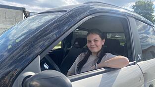 Die 17-jährige Theresa Oswald ist seit rund zwei Jahren mit ihrem Micorcar unterwegs. Von ihrem Zuhause in Cham aus braucht sie rund 45 Minuten zum Internat der Berufsfachschulen Mitterfels.