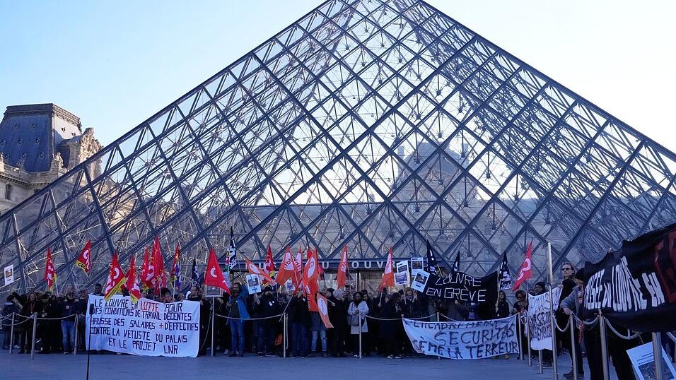 Angestellte vor der Glaspyramide im Louvre, nachdem sie für einen Streik gestimmt haben. Angestellte vor der Glaspyramide im Louvre, nachdem sie für einen Streik gestimmt haben.