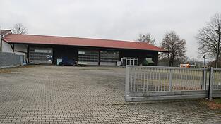 Dieses ehemalige Autohaus wurde in Schierling zur Notunterkunft umfunktioniert. Nun soll sie bis auf Weiteres ihren Betrieb einstellen. (Archivbild)