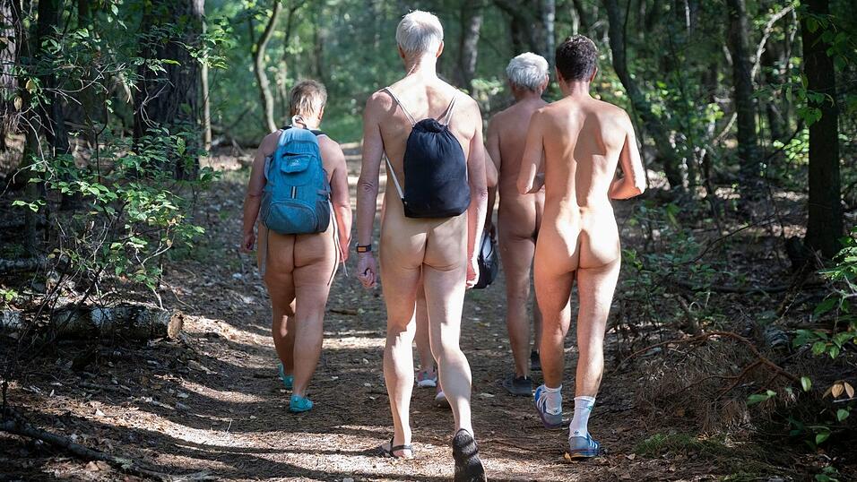 Auf Nackt-Wanderwegen k&ouml;nnen die Menschen nackig oder mit Klamotten spazieren gehen. (Archivbild)