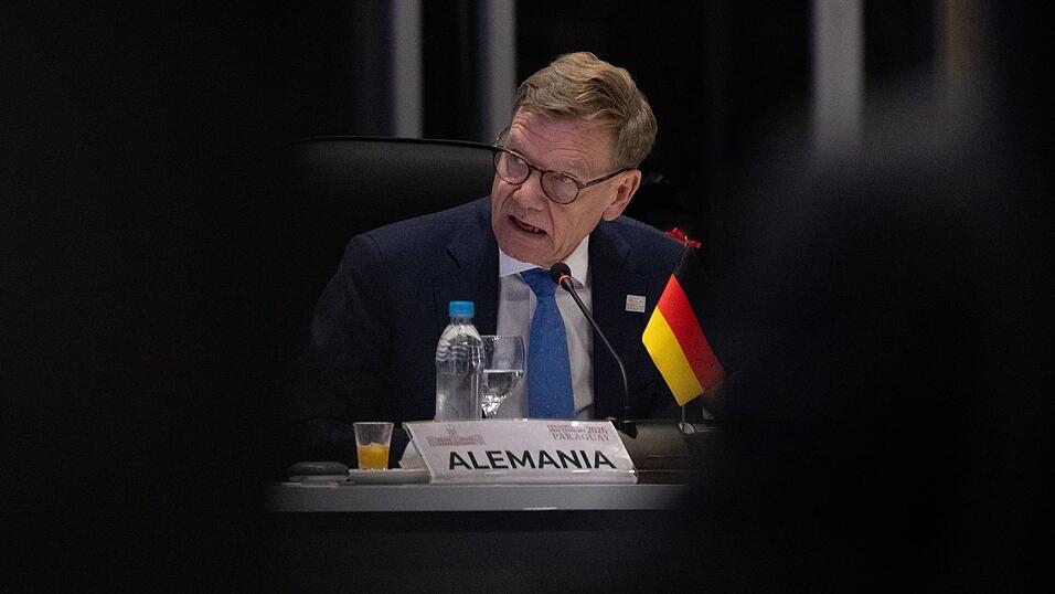 Außenminister Johann Wadephul (CDU) wirbt beim Mercosur-Gipfel in Paraguay für eine verstärkte Zusammenarbeit zwischen Deutschland, Europa und Südamerika. Außenminister Johann Wadephul (CDU) wirbt beim Mercosur-Gipfel in Paraguay für eine verstärkte Zusammenarbeit zwischen Deutschland, Europa und Südamerika.