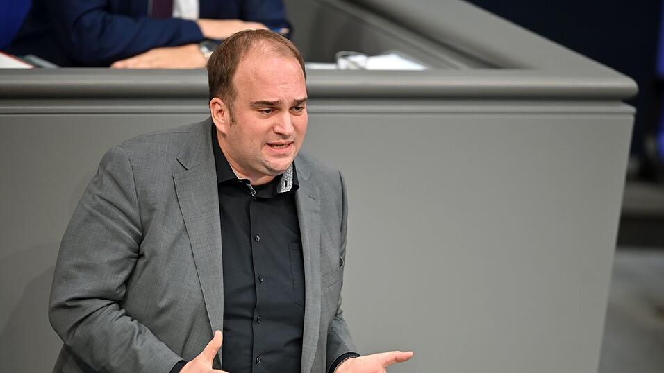 Der SPD-Bundestagsabgeordnete Sebastian Roloff warnt vor möglichen Folgen des Personalabbaus bei der Post.