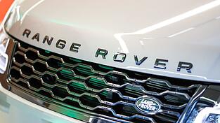 Der britische Autobauer Jaguar Land Rover muss wegen einer Cybertattacke schwere Störungen bei Produktion und Verkauf hinnehmen.