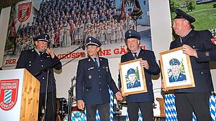 Bilder, gemalt von einer 16-Jährigen aus Bad Kötzting, wurden überreicht von den beiden Vorsitzenden Stefan Kastl und Thomas Kargl an die Festleiter Daniel Schollerer und Christian Gmeinwieser.