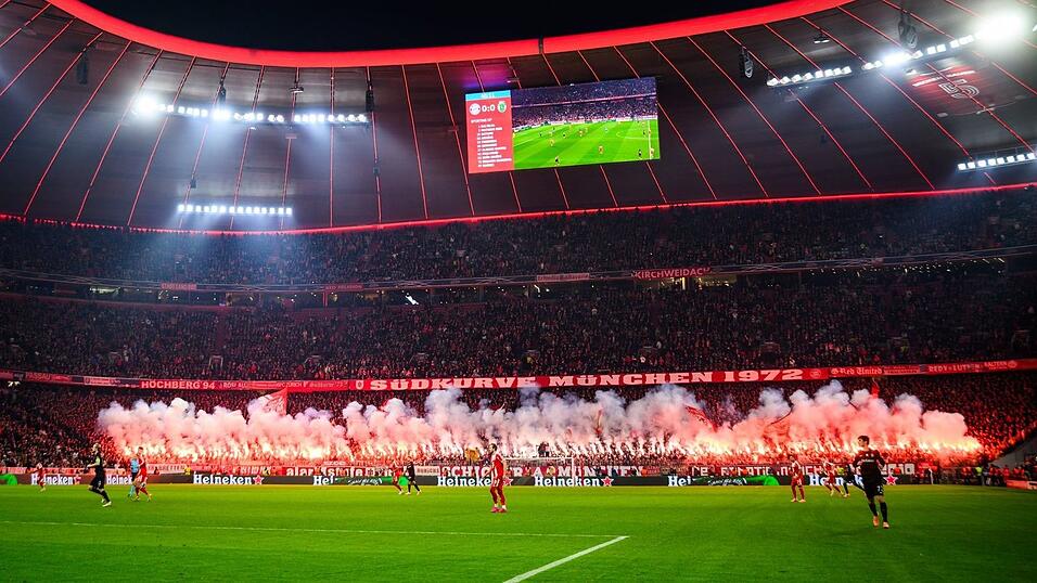 Fans des FC Bayern München zünden Pyrotechnik im Fanblock. (Archivbild) Fans des FC Bayern München zünden Pyrotechnik im Fanblock. (Archivbild)