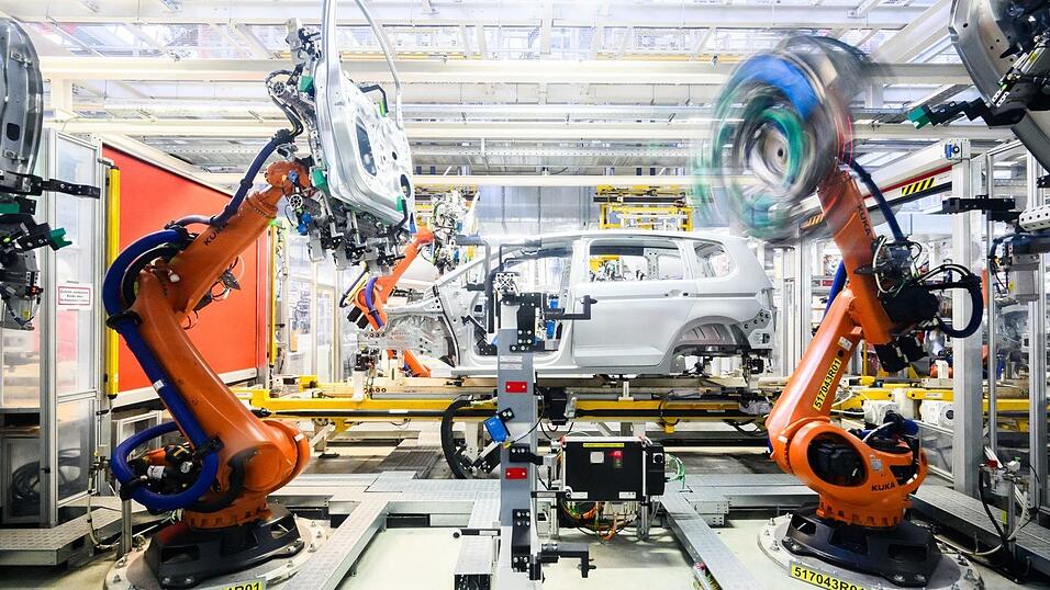 Die Autoindustrie ist hierzulande ein wichtiger Abnehmer von Industrierobotern. (Archivbild) Die Autoindustrie ist hierzulande ein wichtiger Abnehmer von Industrierobotern. (Archivbild)