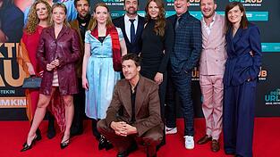 Regisseur Dagtekin (m.) und Regisseurin Schömann (r.) feierten mit ihrem Schauspiel-Team bei der Weltpremiere. Regisseur Dagtekin (m.) und Regisseurin Schömann (r.) feierten mit ihrem Schauspiel-Team bei der Weltpremiere.