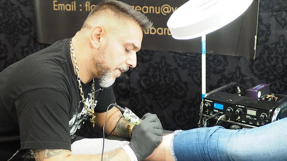 Rund 40 Aussteller und etwa 90 Tattoo-Künstler sind auf der Tattoo Convention in Straubing vertreten. Rund 40 Aussteller und etwa 90 Tattoo-Künstler sind auf der Tattoo Convention in Straubing vertreten.