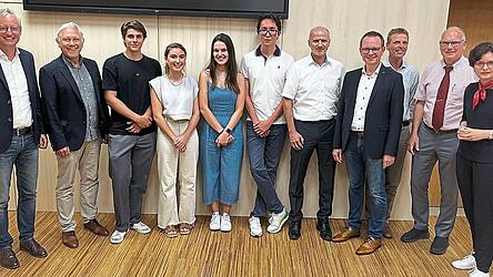 Freuen sich &uuml;ber das sehr gute Zeugnis, das Studenten aus dem Ausland Straubing ausstellen: OB Markus Pannermayr, B&uuml;rgermeister Dr. Albert Solleder, die Studenten Matteo Bifone, Guillermina Boragno Adaine, Manuela Parpineli, Daniyar Egen, TUM-Campus-Gesch&auml;ftsf&uuml;hrer Dr. Norbert Fr&ouml;hlich, Vorsitzender Dr. Martin Kreuzer und sein Stellvertreter Markus Zimmermann, Schatzmeister Thomas Ostermeier und Schriftf&uuml;hrerin Sonja Ettengruber (v.l.).