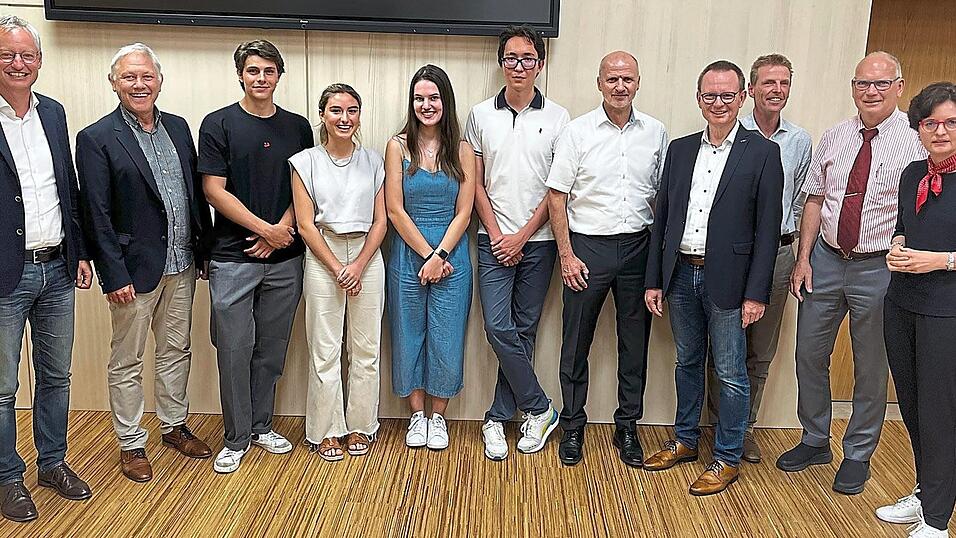 Freuen sich &uuml;ber das sehr gute Zeugnis, das Studenten aus dem Ausland Straubing ausstellen: OB Markus Pannermayr, B&uuml;rgermeister Dr. Albert Solleder, die Studenten Matteo Bifone, Guillermina Boragno Adaine, Manuela Parpineli, Daniyar Egen, TUM-Campus-Gesch&auml;ftsf&uuml;hrer Dr. Norbert Fr&ouml;hlich, Vorsitzender Dr. Martin Kreuzer und sein Stellvertreter Markus Zimmermann, Schatzmeister Thomas Ostermeier und Schriftf&uuml;hrerin Sonja Ettengruber (v.l.).
