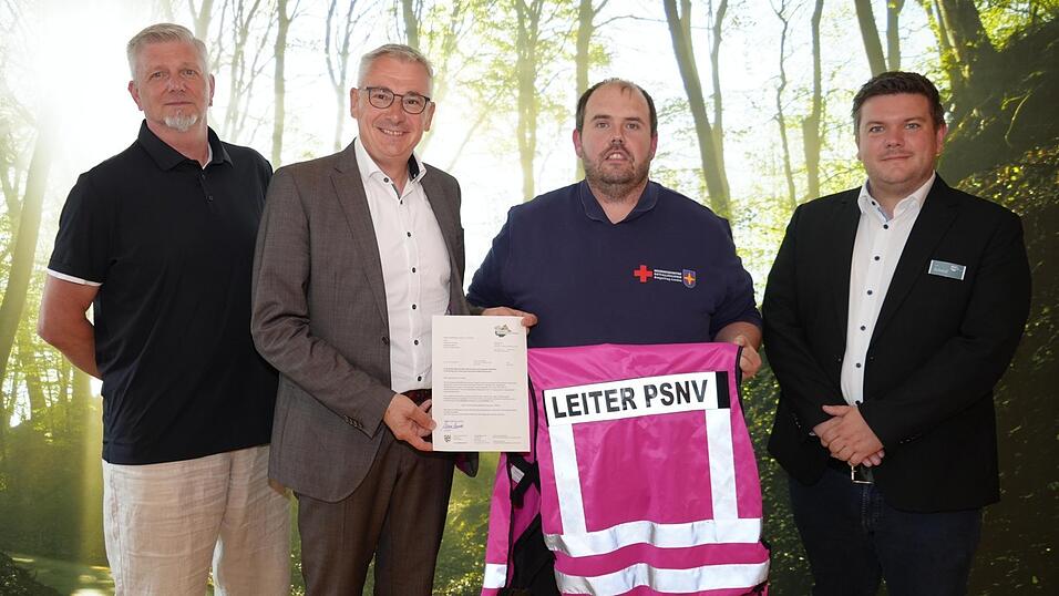 Landrat Werner Bumeder (2 v.l.), Thomas Schmid (r.) Abteilungsleiter am Landratsamt und Uli Sch&uuml;ll (l.) Sachgebietsleiter &Ouml;ffentliche Sicherheit und Ordnung w&uuml;nschten Sebastian Lommer viel Erfolg.