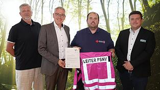 Landrat Werner Bumeder (2 v.l.), Thomas Schmid (r.) Abteilungsleiter am Landratsamt und Uli Schüll (l.) Sachgebietsleiter Öffentliche Sicherheit und Ordnung wünschten Sebastian Lommer viel Erfolg. Landrat Werner Bumeder (2 v.l.), Thomas Schmid (r.) Abteilungsleiter am Landratsamt und Uli Schüll (l.) Sachgebietsleiter Öffentliche Sicherheit und Ordnung wünschten Sebastian Lommer viel Erfolg.