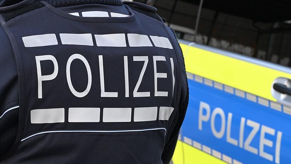Nach dem t&ouml;dlichen Unfall ist die Staatsstra&szlig;e vorerst gesperrt. (Archivbild)