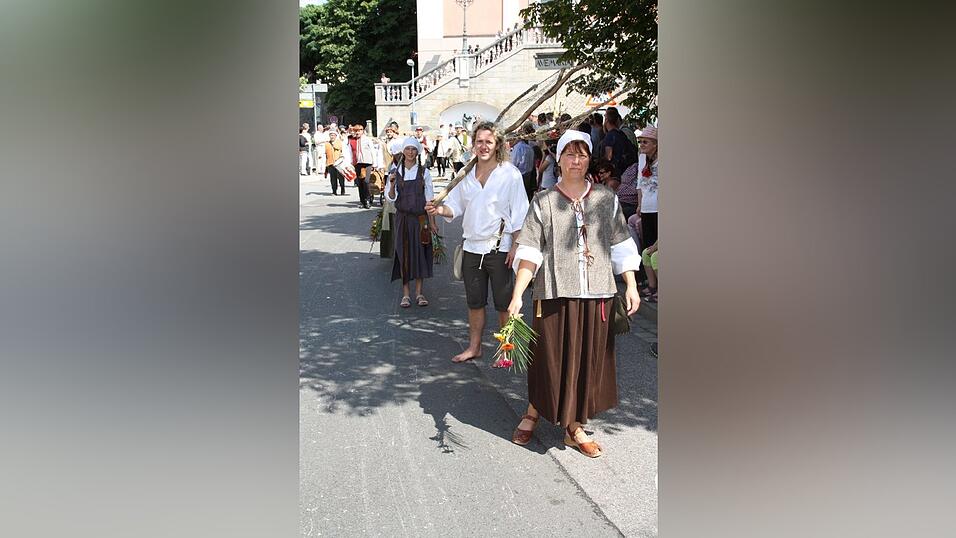 Die schönsten Augenblicke des historischen Drachenstich-Festzuges 2016. Die schönsten Augenblicke des historischen Drachenstich-Festzuges 2016.