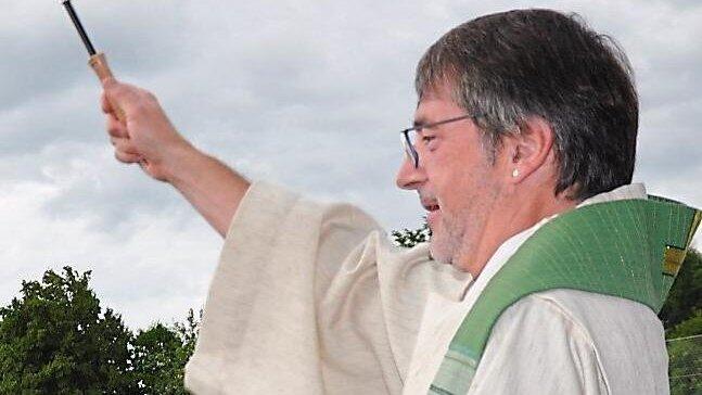 Pfarrer Konrad Eder weihte die neuen Tennis-Ganzjahresplätze. Pfarrer Konrad Eder weihte die neuen Tennis-Ganzjahresplätze.