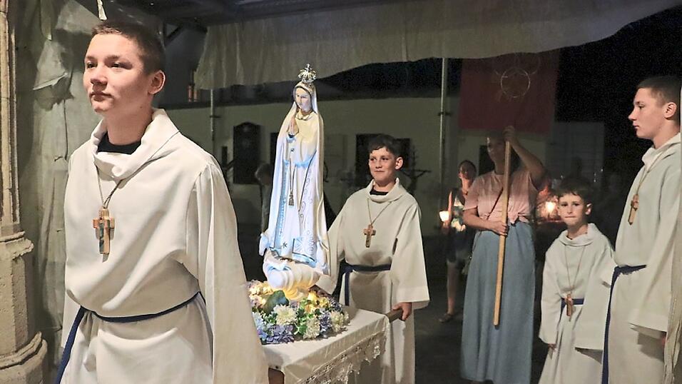 Die beleuchtete Marienstatue wurde von den Ministranten bei der abendlichen Fatimafeier mitgetragen. Die beleuchtete Marienstatue wurde von den Ministranten bei der abendlichen Fatimafeier mitgetragen.