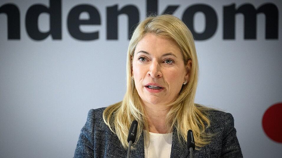Weil sich die Inbetriebnahme der Strecke Nürnberg-Regensburg verzögert, will Bahnchefin Palla das Konzept der sogenannten Generalsanierungen auf den Prüfstand stellen. Weil sich die Inbetriebnahme der Strecke Nürnberg-Regensburg verzögert, will Bahnchefin Palla das Konzept der sogenannten Generalsanierungen auf den Prüfstand stellen.
