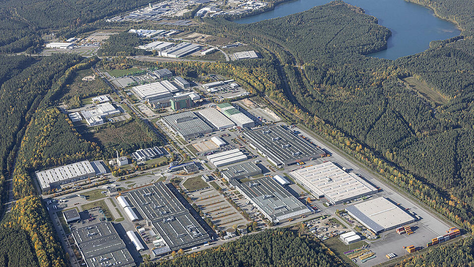 Auf dem weitl&auml;ufigen Gel&auml;nde des Innovationsparks Wackersdorf sind im Laufe der Jahre zahlreiche Produktions- und Logistikhallen entstanden.
