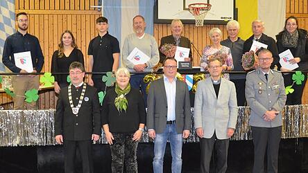 Die für sportliche Bestleistungen und ehrenamtliche Tätigkeit geehrten Gemeindebürger sowie (vorne von links): Bürgermeister Alfons Neumeier, 2. Bürgermeisterin Petra Grießbaum, 3. Bürgermeister Roland Plendl, Pfarrer Heinrich Weber und Hauptmann Daniel Löbens (Chef der Patenkompanie der Gemeinde Salching.
