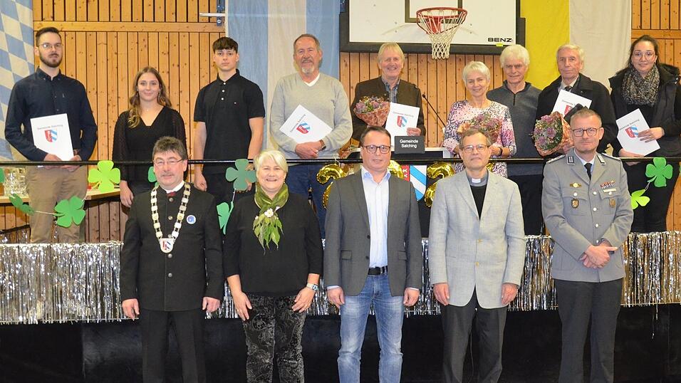 Die für sportliche Bestleistungen und ehrenamtliche Tätigkeit geehrten Gemeindebürger sowie (vorne von links): Bürgermeister Alfons Neumeier, 2. Bürgermeisterin Petra Grießbaum, 3. Bürgermeister Roland Plendl, Pfarrer Heinrich Weber und Hauptmann Daniel Löbens (Chef der Patenkompanie der Gemeinde Salching. Die für sportliche Bestleistungen und ehrenamtliche Tätigkeit geehrten Gemeindebürger sowie (vorne von links): Bürgermeister Alfons Neumeier, 2. Bürgermeisterin Petra Grießbaum, 3. Bürgermeister Roland Plendl, Pfarrer Heinrich Weber und Hauptmann Daniel Löbens (Chef der Patenkompanie der Gemeinde Salching.