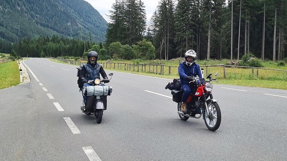 Auf der 1 300 Kilometer langen Reise gehört die Straße den Freunden aus Waffenbrunn auch mal ganz alleine. Bei ihren Stopps am Straßenrand sind sie oft bei wildfremden Menschen als begehrtes Motiv für Selfies gefragt. Auf der 1 300 Kilometer langen Reise gehört die Straße den Freunden aus Waffenbrunn auch mal ganz alleine. Bei ihren Stopps am Straßenrand sind sie oft bei wildfremden Menschen als begehrtes Motiv für Selfies gefragt.