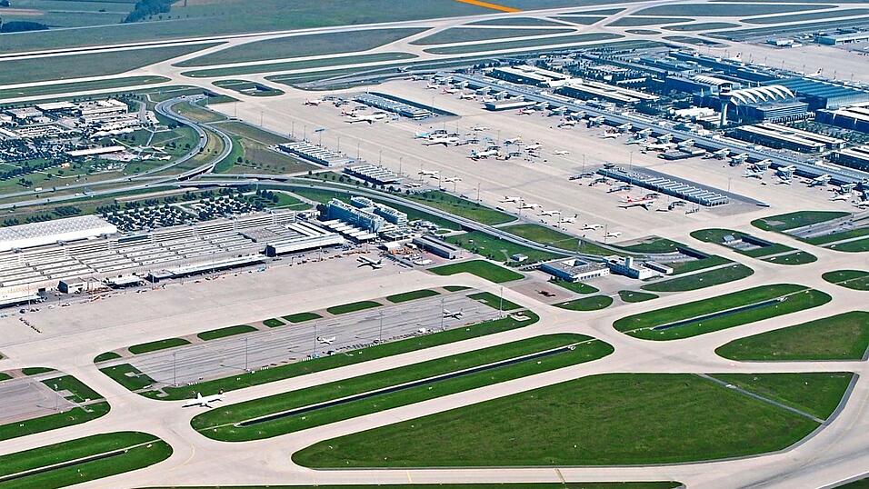 Landrat Helmut Petz sieht seine Klage als 'realistische Perspektive', dass die dritte Startbahn (orange) endg&uuml;ltig aus der Welt geschafft wird.