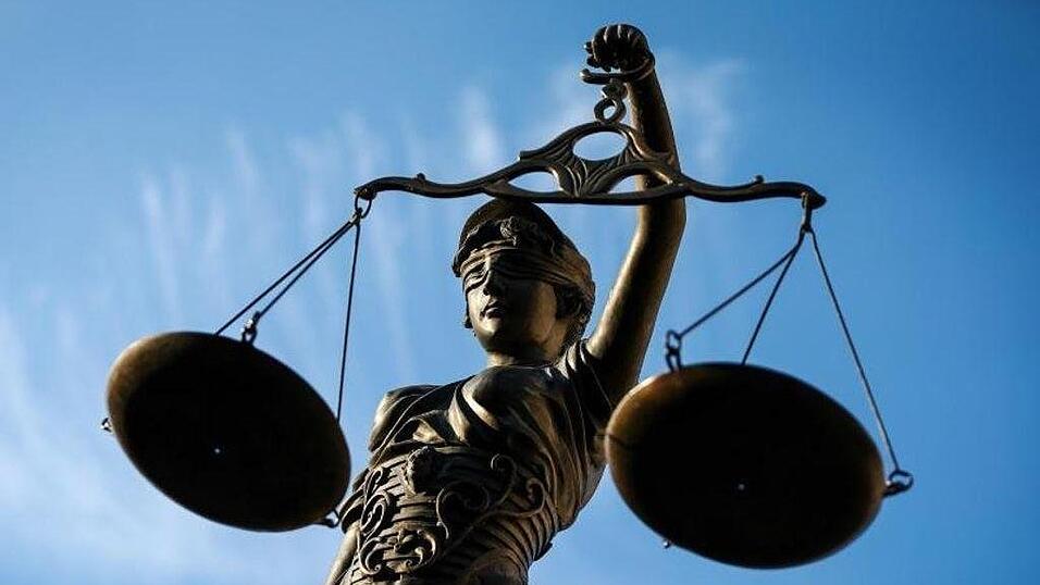 Auf K&ouml;rperverletzung lautete die Anklage, gegen die sich ein Mann am Mittwoch vor dem Amtsgericht Cham zu verteidigen suchte. Am Ende lie&szlig; der Staatsanwalt die Klage fallen. Im Zweifel f&uuml;r den Angeklagten.