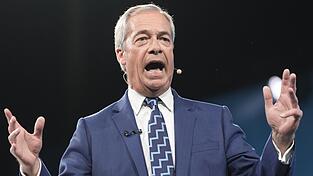 Der Vorsitzende von Reform UK, Nigel Farage, wendet sich regelmäßig auf Social-Media-Kanälen an seine Unterstützer. So sollen auch junge Wähler erreicht werden.