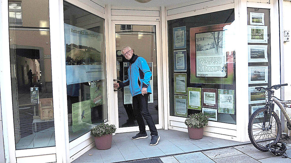 Kurt Sch&uuml;rzinger von der Gruppe &bdquo;LokalGlobal&ldquo; vor der T&uuml;r des neuen Ladens &bdquo;Hier und Jetzt&ldquo; an der Pfleggasse 15. Er soll ein Zentrum f&uuml;r Kunst, Kultur und Kommunikation werden.