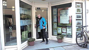 Kurt Schürzinger von der Gruppe „LokalGlobal“ vor der Tür des neuen Ladens „Hier und Jetzt“ an der Pfleggasse 15. Er soll ein Zentrum für Kunst, Kultur und Kommunikation werden. Kurt Schürzinger von der Gruppe „LokalGlobal“ vor der Tür des neuen Ladens „Hier und Jetzt“ an der Pfleggasse 15. Er soll ein Zentrum für Kunst, Kultur und Kommunikation werden.