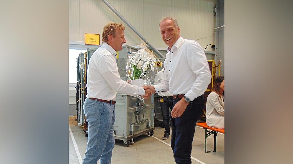 B&uuml;rgermeister Josef Beham &uuml;berreichte an Bernd Kloos ein Willkommensgeschenk.